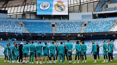 Los jugadores del Real Madrid antes de entrenamiento en el Etihad.