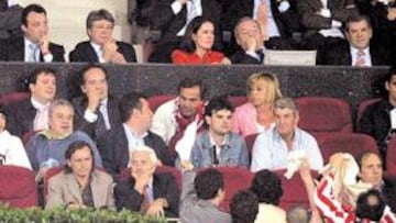 <b>INGRATO. </b>La afición del Atlético mostró su descontento en los últimos partidos de Liga e incluso algunos se volvieron al palco con pañuelos: las horas más difíciles de Cerezo.