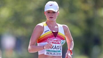 Julia Takacs compite durante la prueba de 50 kilómetros marcha en los Europeos de Berlín 2018.