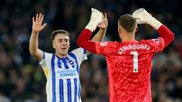 Soccer Football - Premier League - Brighton & Hove Albion v Tottenham Hotspur - The American Express Community Stadium, Brighton, Britain - October 6, 2024 Brighton & Hove Albion's Jack Hinshelwood and Bart Verbruggen celebrate after the match REUTERS/Toby Melville EDITORIAL USE ONLY. NO USE WITH UNAUTHORIZED AUDIO, VIDEO, DATA, FIXTURE LISTS, CLUB/LEAGUE LOGOS OR 'LIVE' SERVICES. ONLINE IN-MATCH USE LIMITED TO 120 IMAGES, NO VIDEO EMULATION. NO USE IN BETTING, GAMES OR SINGLE CLUB/LEAGUE/PLAYER PUBLICATIONS. PLEASE CONTACT YOUR ACCOUNT REPRESENTATIVE FOR FURTHER DETAILS..