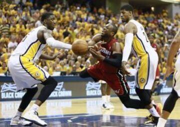 Dwyane Wade es bloqueado por dos jugadores de Indiana.
