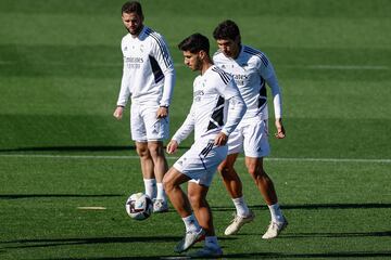 Asensio controla un balón en presencia de Vallejo y Nacho durante el entrenamiento de este sábado en Valdebebas.