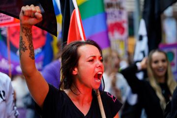 Una manifestante grita consignas en una manifestación del Día Internacional de la Mujer, en Melbourne, Australia.