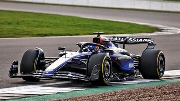 Carlos Sainz, con el Williams FW47 en Silverstone.