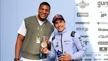 Enmanuel Reyes Pla le enseñó su medalla de bronce a Márquez.