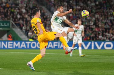 Pedro Bigas y Robert Lewandowski pugnan por un balón dividido.