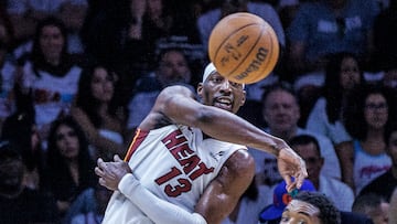 MIAMI (United States), 28/04/2025.- Miami Heat center Bam Adebayo (L) in action against Cleveland Cavaliers guard Donovan Mitchell (R) during the NBA basketball Playoffs Round 1 game 4 between the Miami Heat and the Cleveland Cavaliers at the Kaseya Center in Miami, Florida, USA, 28 April 2025. (Baloncesto) EFE/EPA/CRISTOBAL HERRERA-ULASHKEVICH SHUTTERSTOCK OUT