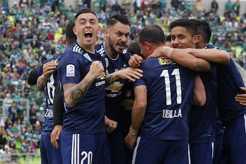 El jugador de Universidad de Chile Sebastian Ubilla,  centro, celebra con sus compaeros su gol contra Santiago Wanderers durante el partido de primera division disputado en el estadio Elias Figueroa de Valparaiso, Chile.