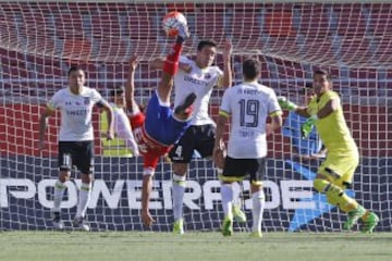 El jugador de Unión La Calera, Ignacio Jeraldino, centro, disputa el balón con  Matias Zaldivia de Colo Colo.