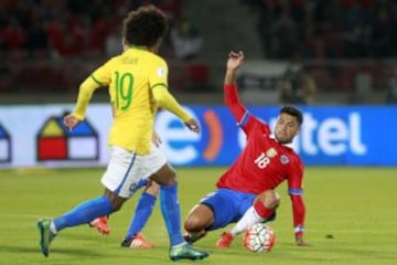 Chile's Gonzalo Jara (R) marks Brazil's Willian during their Russia 2018 FIFA World Cup qualifiers match, at the Nacional stadium in Santiago de Chile, on October 8, 2015.   AFP PHOTO / CLAUDIO REYES