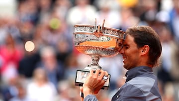 Rafa Nadal, con 14 conquistas, es el único tenista de la historia que cuenta en propiedad con este trofeo, conocido como la Copa de los Mosqueteros.