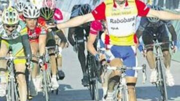 <b>DEFIENDE TÍTULO. </b>Freire, con el maillot de líder, en una de sus tres victorias en la Tirreno-Adriático 05.