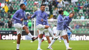 Jugadores de Mazatlán realizan ejercicios de calentamiento