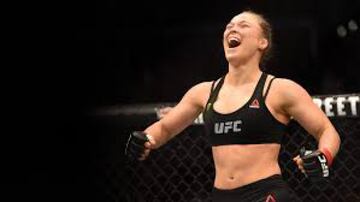 La historia de la UFC no estaría completa si no se mencionara el nombre de Ronda Rousey, la primera peleadora en haber firmado un contrato con dicha empresa en el 2012. Antes, en Beijing 2008, fue la primera mujer estadounidense en ganar una medalla olímpica en Judo al colgarse el bronce