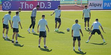 Un grupo de jugadores durante el entrenamiento de hoy. 


