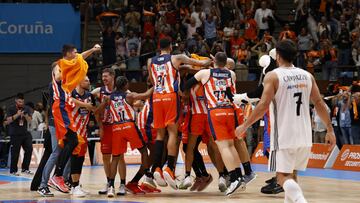 La plantilla del Leyma Coruña celebra la victoria ante el Real Madrid en su debut en la Liga Endesa.