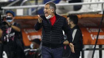 Futbol, Universidad Catlica vs Union La Calera.
 Trigesima tercera fecha, campeonato nacional 2021.
 El entrenador de Universidad Catolica Ariel Holan, dirige a sus jugadores durante el partido contra Union La Calera por primera division en el Estadio San Carlos de Apoquindo.
 Santiago, Chile.
 10/02/2021
 Felipe Zanca/Photosport
 
 Football, Universidad Catolica vs Union La Calera.
 33th date, 2021 National Championship.
 Universidad Catolica&#039;s head coach Ariel Holan, gives instructions to his players during the first division football match against Union La Calera at San Carlos de Apoquindo stadium.
 Santiago, Chile.
 10/02/2021
 Felipe Zanca/Photosport