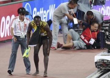 Un cámara de televisión en su 'Segway' se llevó por delante a Usain Bolt en la vuelta de honor de la final de 200m.