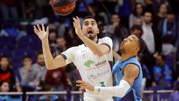 GRAF9231. MADRID, 26/01/2020.- El base Jaime Fernández (i) del Unicaja Málaga, disputa el balón con el base estadounidense Phil Pressey durante el encuentro correspondiente a la fase regular de la ACB que disputan esta tarde en el WiZink Center de Madrid. EFE / Juan Carlos Hidalgo