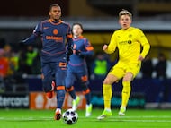 Bodo (Norway), 18/02/2026.- Inter's Manuel Akanji (L)and Bodo/Glimt's Jens Petter Hauge in action during the UEFA Champions League play-offs 1st leg soccer match between Bodo/Glimt and Inter Milan, in Bodo, Norway, 18 February 2026. (Liga de Campeones, Noruega) EFE/EPA/THOMAS ANDERSEN NORWAY OUT