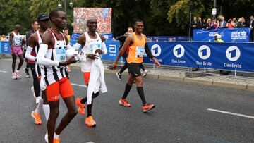 Eliud Kipchoge, en el centro, en Berlín.