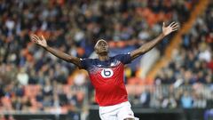 Osimhen debate su futuro... con Madrid y Barça en la pole