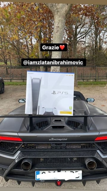 Castillejo recibió de Ibra una playstation 5.