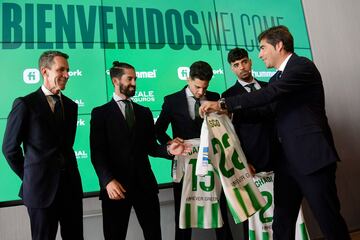 El presidente bético reparte las camisetas a Isco, Bartra y Chadi Riad ante la mirada de Ramón Planes. 

 