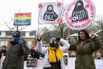 La gente protesta frente a la embajada iraní como parte del Día Internacional de la Mujer en Bruselas, Bélgica.