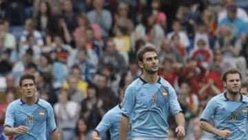 Los jugadores de la selección española tras el gol que encajaron contra Japón durante el partido de la primera fase del torneo de fútbol de los Juegos Olímpicos de Londres.