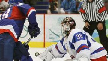 Pavol Demitra bate al portero ruso