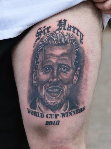 Aficionado inglés con su tatuaje donde se puede leer: "Sir Harry, World Cup Winners 2018"