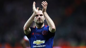 Mata aplaudiendo a la afición del Manchester United tras ser sustituido en la final de la Europa League ante el Ajax.