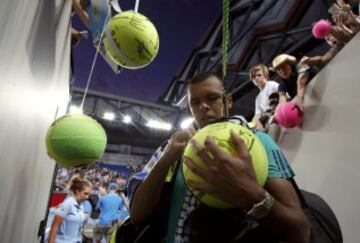 Tsonga firma autógrafos después de ganar a Omar Jasika.