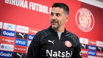 GIRONA, 09/12/2023.- El entrenador del Girona, Míchel Sánchez, ofrece una rueda de prensa después del entrenamiento del equipo este sábado en el centro de entrenamiento La Viña de Girona.  El Girona se enfrenta mañana al FC Barcelona en un partido de LaLiga. EFE/David Borrat
