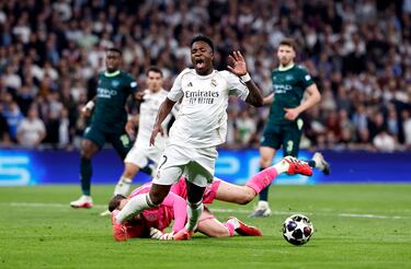 Vinicius, en el mano a mano, regatea a Gianluigi Donnaruma y el brasileño es derribado por el portero italiano.