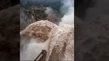 Central Rapel debió abrir sus compuertas por las lluvias y la imagen es impresionante