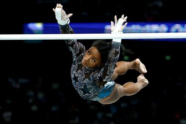 La gimnasta estadounidense consiguió otro olímpico en su gran especialidad, las barras paralelas.