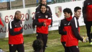 Los jugadores del Atlético se ríen en el inicio de la sesión de entrenamiento de ayer.