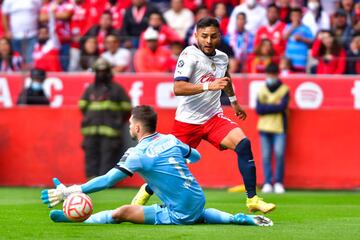 TOLUCA, MEXICO - SEPTEMBER 04: Alexis Vega (R) of Chivas fights for the ball with Tiago Volpi (L) goalkeeper of Toluca during the 12th round match between Toluca and Chivas as part of the Torneo Apertura 2022 Liga MX at Nemesio Diez Stadium on September 4, 2022 in Toluca, Mexico. (Photo by Jaime Lopez/Jam Media/Getty Images)