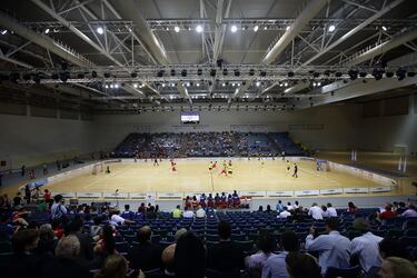 Es una disciplina deportiva de equipos que se practica en pista cubierta con unas reglas muy parecidas al hockey sobre hielo, y que consiste en intentar marcar goles en la portería contraria. 