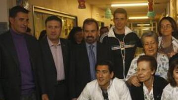 <b>SOLIDARIOS. </b>Torres, Míchel y la plantilla, en el Hospital de Getafe.