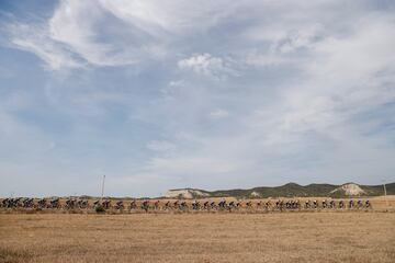 El pelotón durante la decimosegunda etapa de La Vuelta que se disputa entre Ólvega y Zaragoza de 151 km de recorrido.