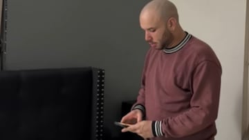 Despierta a su marido haciéndole creer que lleva dos días durmiendo y su reacción es imposible no verla