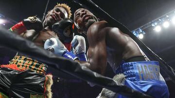 Jermell Charlo golpea a Tony Harrison en su combate por el Mundial WBC del peso superwelter.