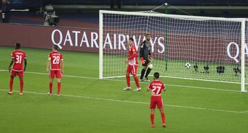 Soccer Football - FIFA Club World Cup - CF Pachuca vs Wydad AC - Zayed Sports City Stadium, Abu Dhabi, United Arab Emirates - December 9, 2017   Wydad players dejected after conceding Pachuca's first goal   REUTERS/Ahmed Jadallah