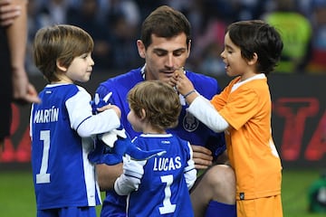 Iker Casillas of FC Porto with children celebrate winning the title after the Primeira Liga match between FC Porto and Feirense at Estadio do Dragao on May 6, 2018 in Porto, Portugal. 