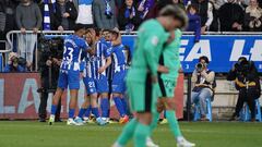 Griezmann se lamenta después de que el Alavés celebre el gol de Rioja, el 2-0 final.