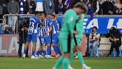 Griezmann se lamenta después de que el Alavés celebre el gol de Rioja, el 2-0 final.