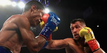 Vasyl Lomachenko (derecha) durante uno de sus combates